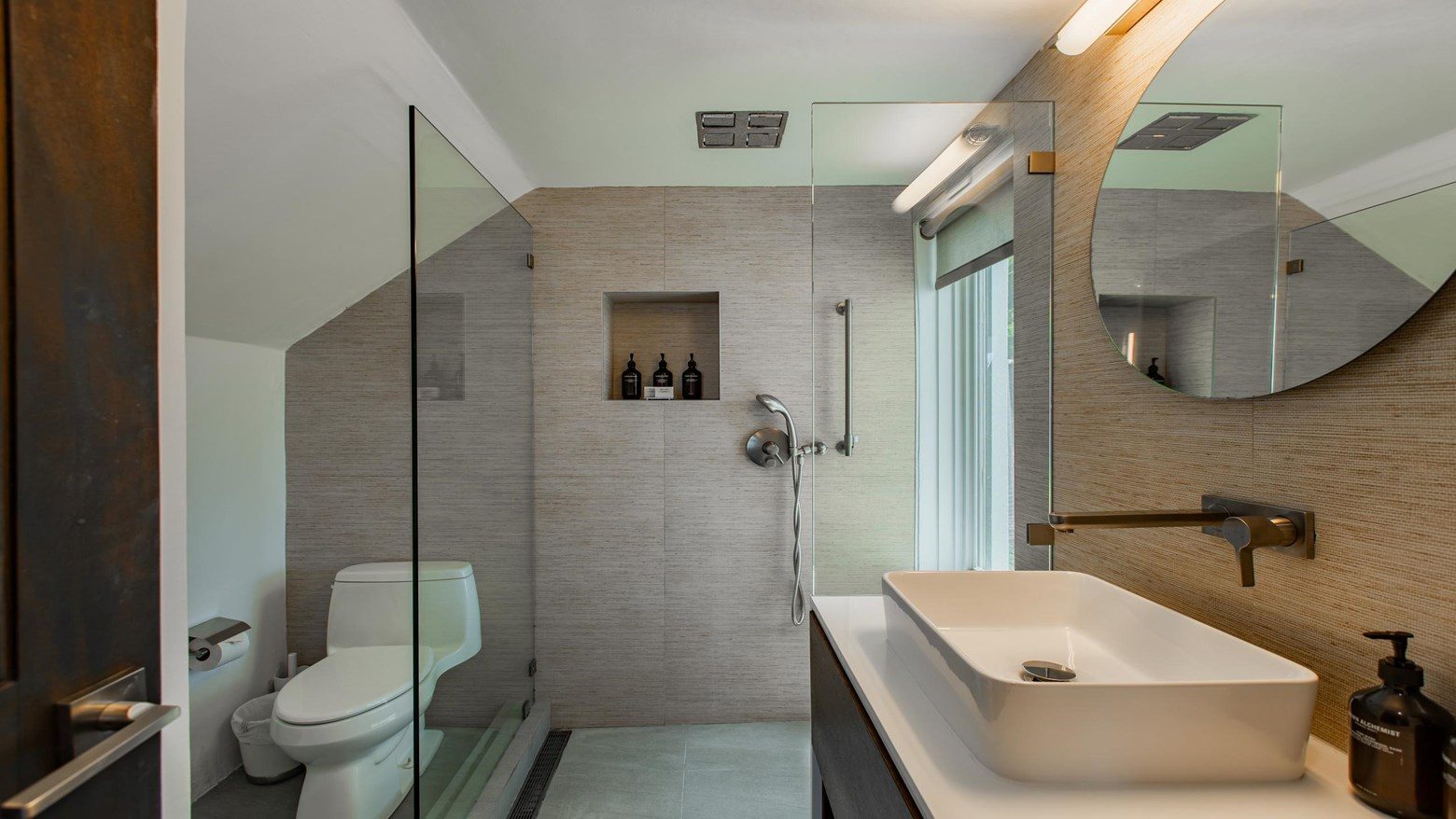 En-suite bath with walk-in shower