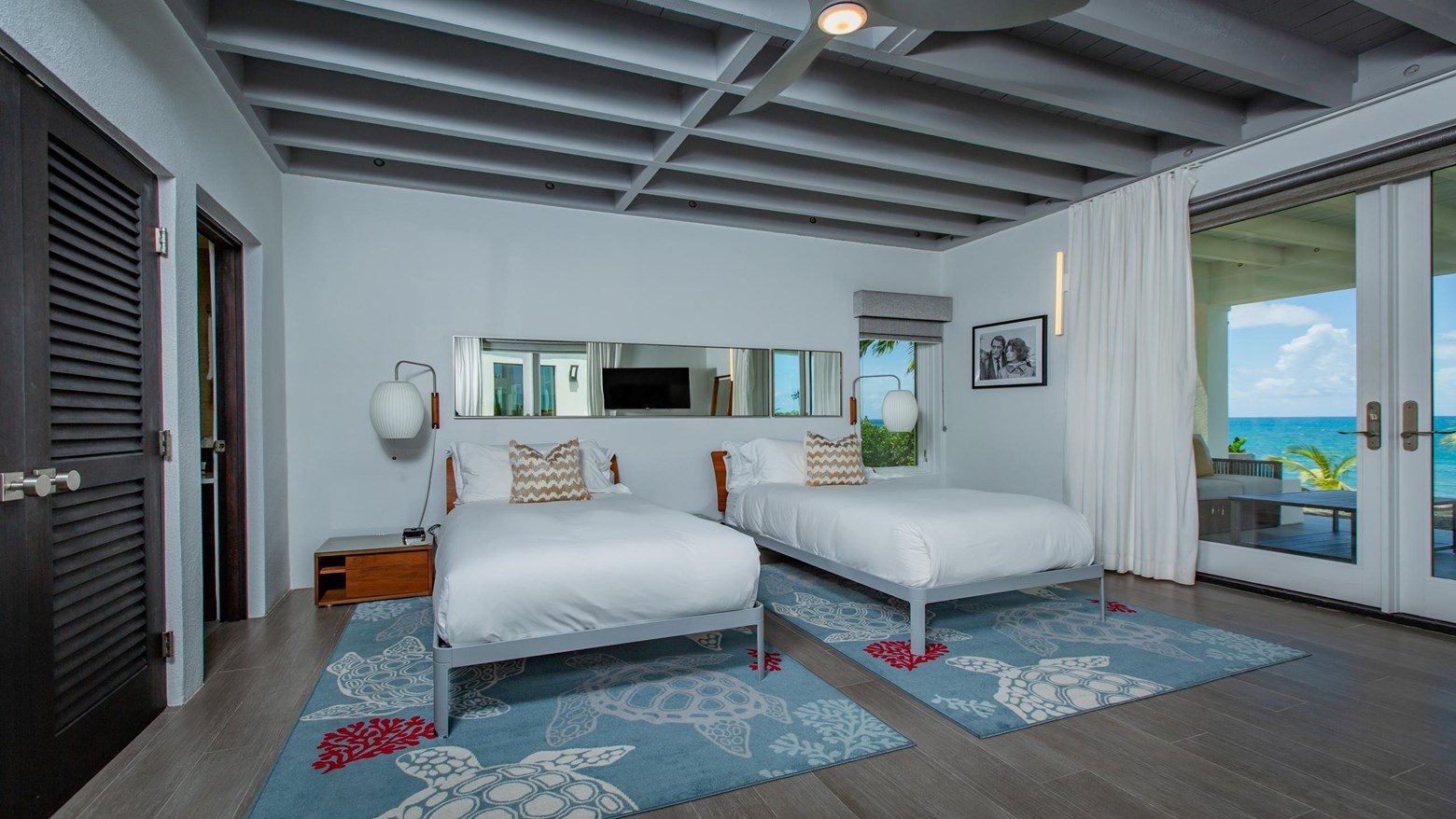 Twin guest suite with ocean view